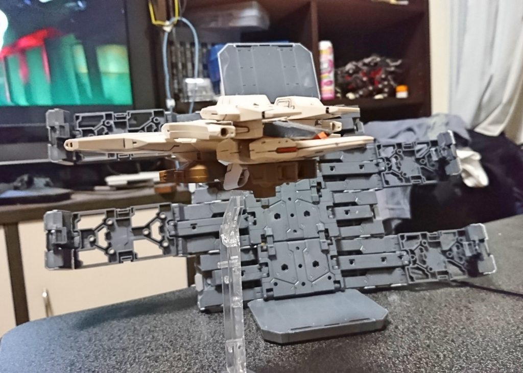 頭部をパーツ取りしたので頭部をキャノピーぽくして足を短くしてウイングとスラスターを
腕を主砲に見立ててみました
他の兵装はエルフブルクについてるレーザー、あとは肩アーマーを兵装コンテナ見たいにしてミサイルコテンナに