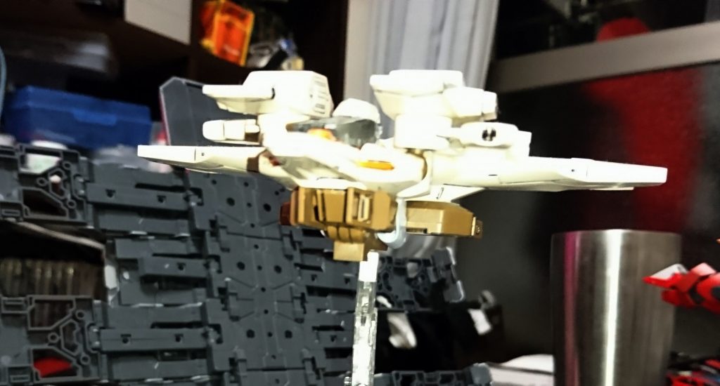 下部の所をMSカタパルトに見立ててます
イメージとしてはプトレマイオス2くらいの戦艦
プトレマイオス2とアークエンジェルを足して割ったような感じにしてます
強襲高速艦？て感じですかね
戦艦名”リョースアルヴ”は正確には“リョースアルーヴ”は光のエルフって意味だそうです