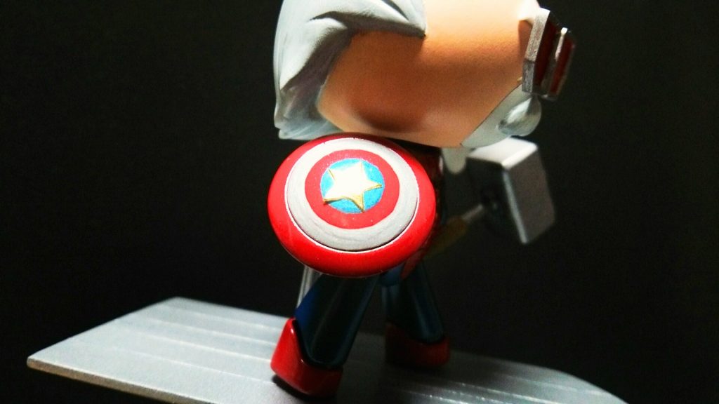 右手にはキャプテンアメリカのシールドを。
