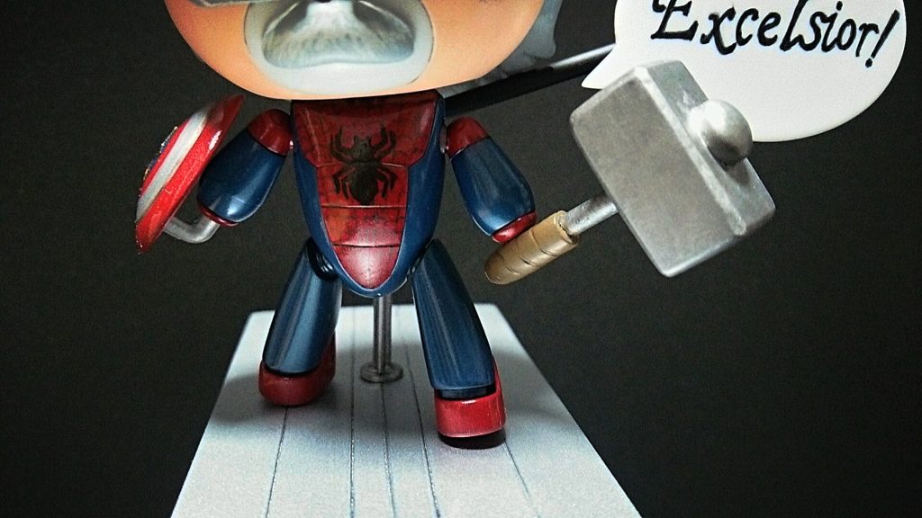 ボディは公式フィギュアでも着ていたスパイダースーツ。左手にはマイティ・ソーのハンマー「ムジョルニア」を装備。