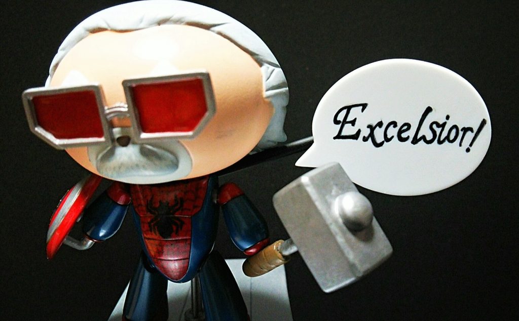 特徴的なサングラスはクリアー塗料重ね塗りで表現。背中からアームを伸ばして吹き出しを着けました。