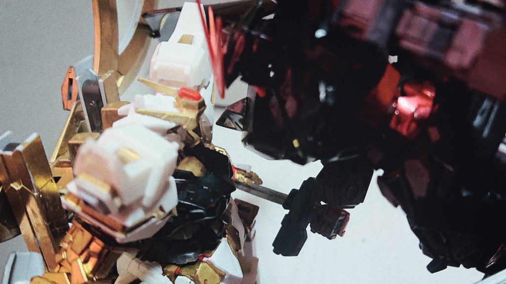 リキッド「お前が標的か。」
オーエン「なんだお前!?って、同じ機体!!」
リ「その機体を寄越せ。貴様らの宇宙開発などどうでもいい。応じなければ…」
オ「寄越してたまるか!この機体は戦うための道具じゃない!頼むから引いてくれ!」
リ「そうか、なら…実力行使だ。」
オ「な!?はやっ」