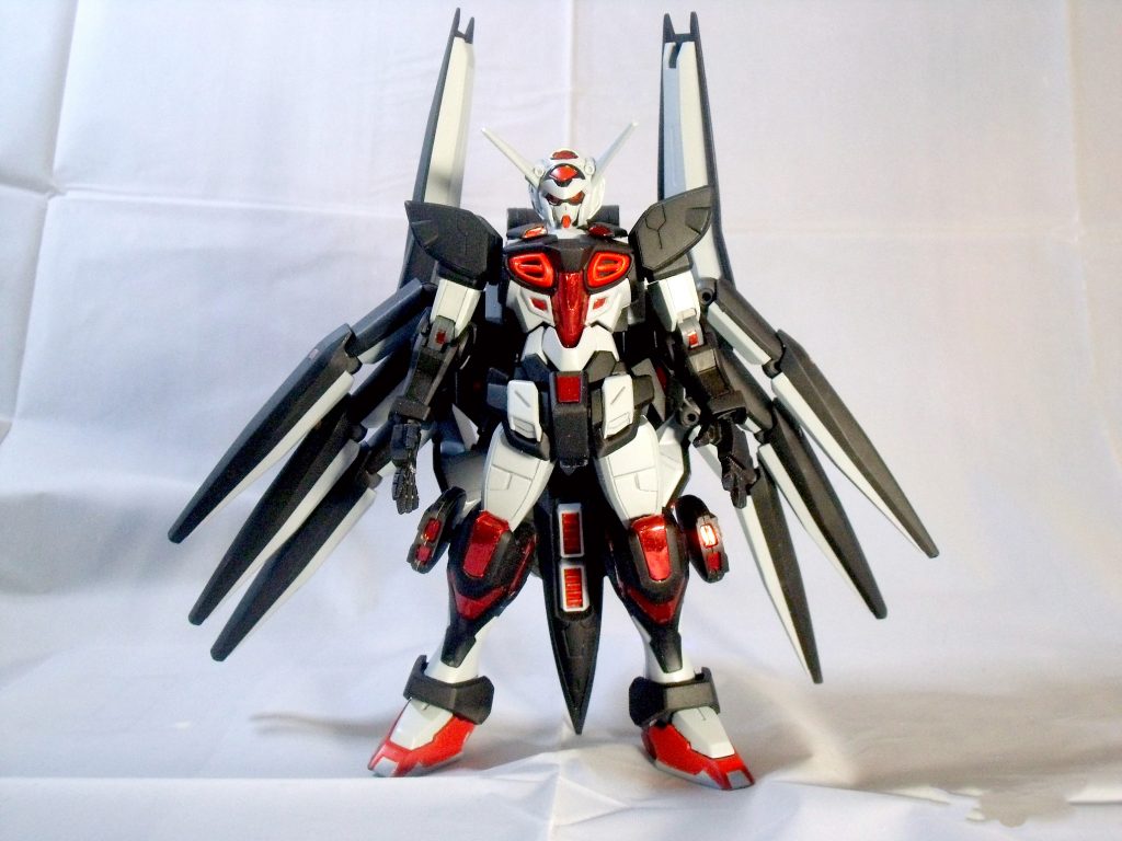 原作パーフェクトパックがものすごい事になってるんで、それぐらいに匹敵するような無茶なモノを考えてやれって事で「重力を操る最強の黒い機体」となりました。
マイクロブラックホールの生成と制御を作り出すために建造されたGセルフ用バックパック
その強力なフィールドは、敵の兵器を封印するナノマシンを散布するフィールドのテストヘッドとしても利用されるよう計画されたが、マイクロブラックホールの制御がかなり危険な事がわかり計画は封印された。みたいな。