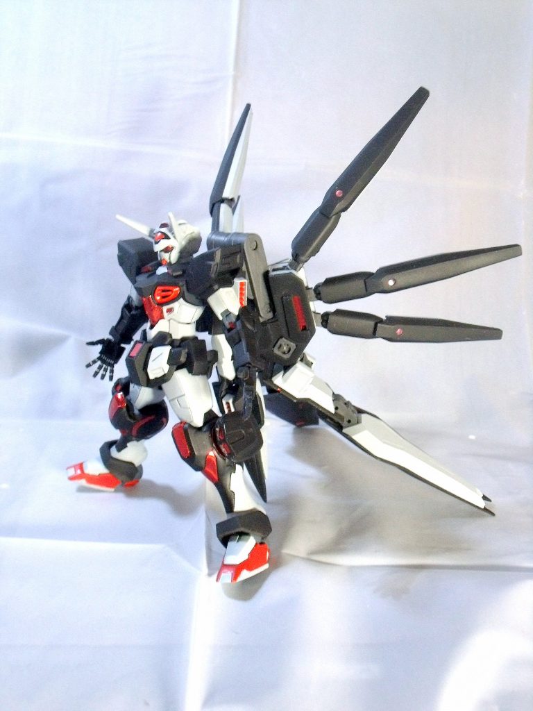 がばっと開いたりするのでこれがナノマシン散布形態。
これで多分後ろの足の間から月光蝶的な何かが出ます。
塗装の方は、缶スプレーでランナーに付いた状態でババっと吹いて、ランナーから外した後の部分は筆でレタッチの簡単塗装でございます。