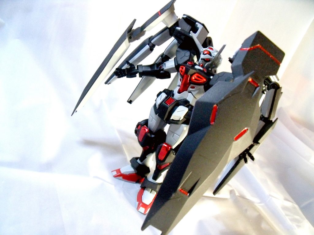 マントみたいにもなります。防御ポジション
魔王っぽくてかなり気に入っております。
プロトタイプガンダムカラー、ブルーのクリアパーツ部分は、ホントなら赤いクリアパーツにしたかったんですが、そんな技術は無いので、ハセガワのミラーフィニッシュ+クリアレッドフィニッシュをかさ貼りしてます。
キラキラして結構好きです。