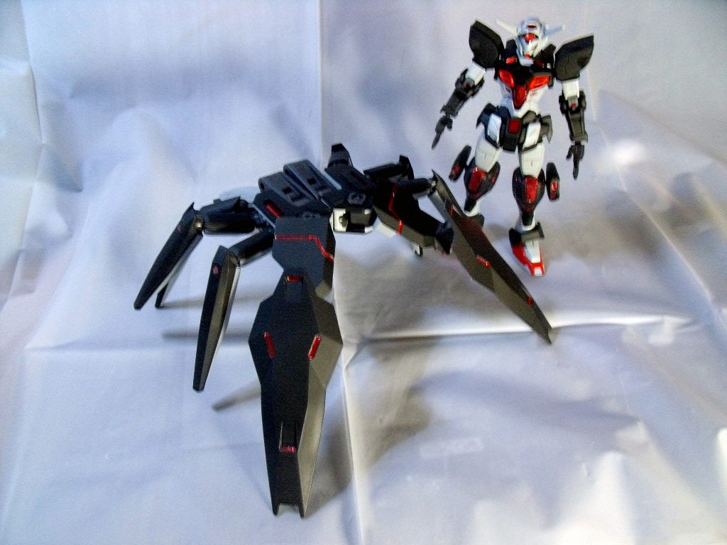 身内でビルドファイターズな事しようって話だったんで、ビルドファイターズ的にバックパックが外れて自律的に動く、みたいな形態。
・重力を操る→マイクロブラックホール?
・光を吸い込むから、黒。じゃあプロトタイプガンダム色に
・どうせなら、ターンAのテクノロジーあたりと関係させたい。→月光蝶?
蝶を捕まえるなら蜘蛛かなあ?蜘蛛みたいなバックパック?
みたいな連想ゲームでこうなりました。
クモっていうよりカニみたいに見えちゃってるのがちょっと残念な感じですが…(苦笑)