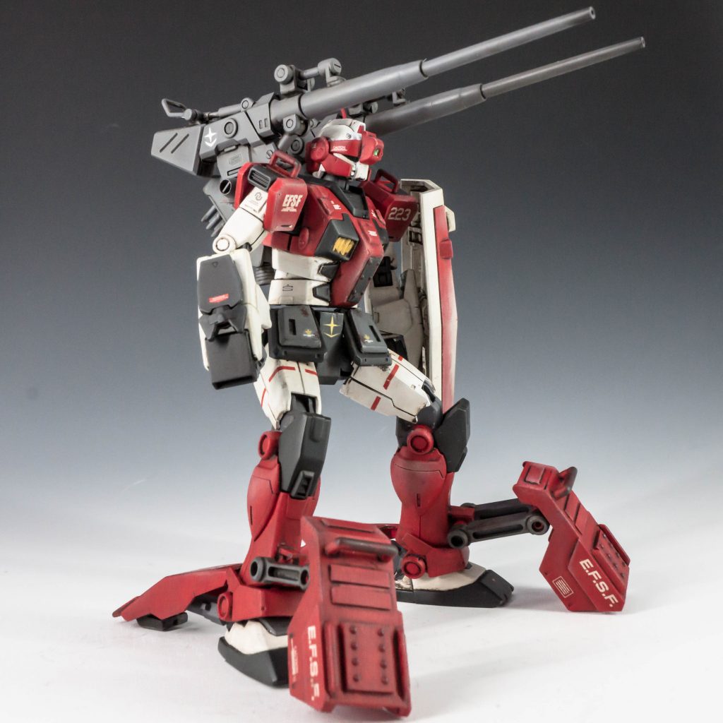 砲撃形態。脚部アーマーとサブ脚が展開し、砲撃時の反動を抑え、連続砲撃時の安定性を向上させる。