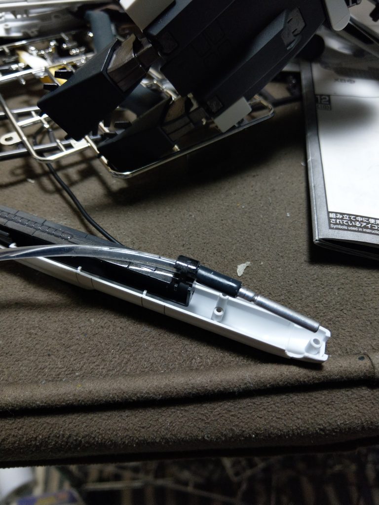 スタビライザー内にライトパイプを挿入
外しやすいようにピンを多少切り飛ばしてます