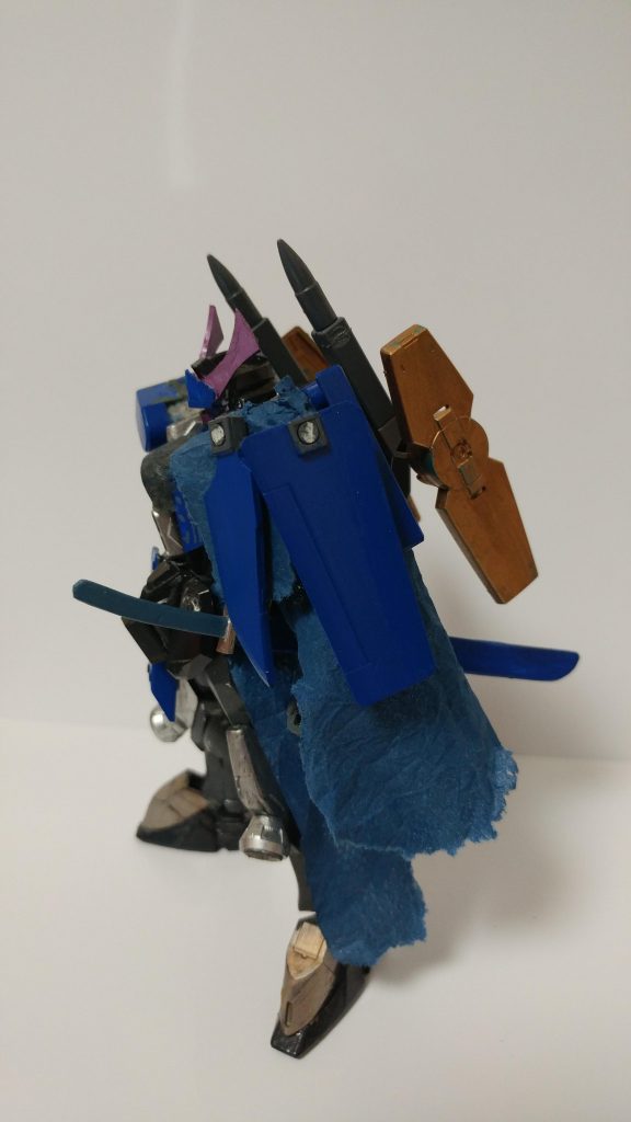 左腕は防御兵装としてABCマントとアーマーです。戦法としては、右腕ビームガンで牽制しつつ各部強化された機動力で近づき日本刀での接近戦になります。