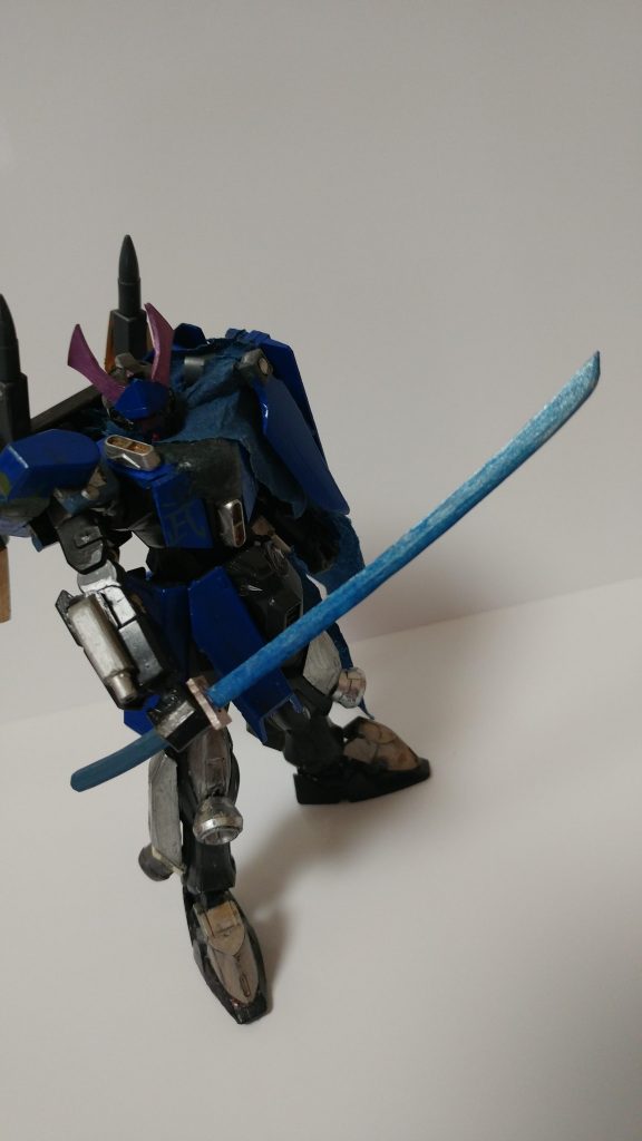 武装その1。固定武装として右腕にビームガン兼ビームサーベル。手持ち武器として日本刀です。ビームガンはプラ板積層したものに、ストライクのビームサーベルの先端を接着したもの。刀はプラ板からスクラッチしました。