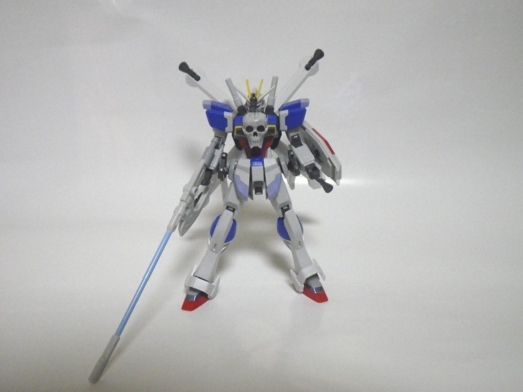 塗装前の状況です。
バックパックはスカルウェポン、胸のドクロ、足はクロスボーン魔王のパーツを付けています。