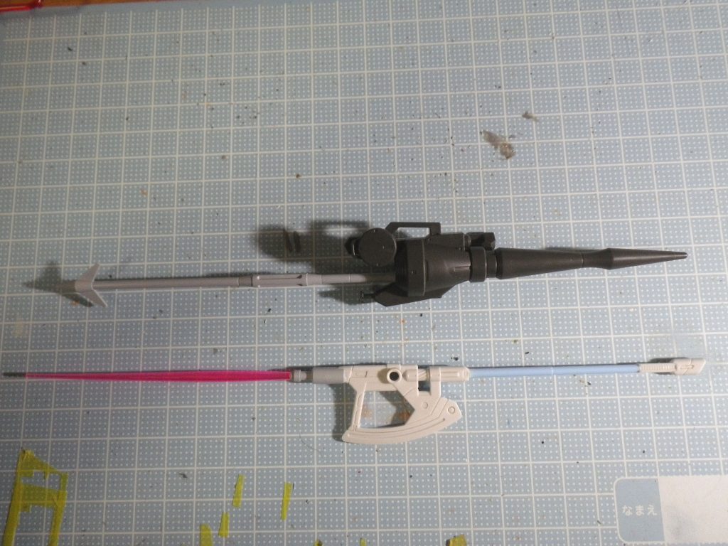 武器の製作途中の画像です。
ランスは以前ガンダムエースに掲載されていたミリアルド用ウイングゼロの槍の作例を基に、鉄血オプション1のランスとギャ・イースタルウェポンで制作しました。
フェダーインライフル・ハルバートは先述の通り、アームアームズのアクスにビームサーベルを取り付けています。柄兼銃身部分はアックスの銃身部分を一度カットして、ブレイズザクの斧の柄の部分を取り付けています。