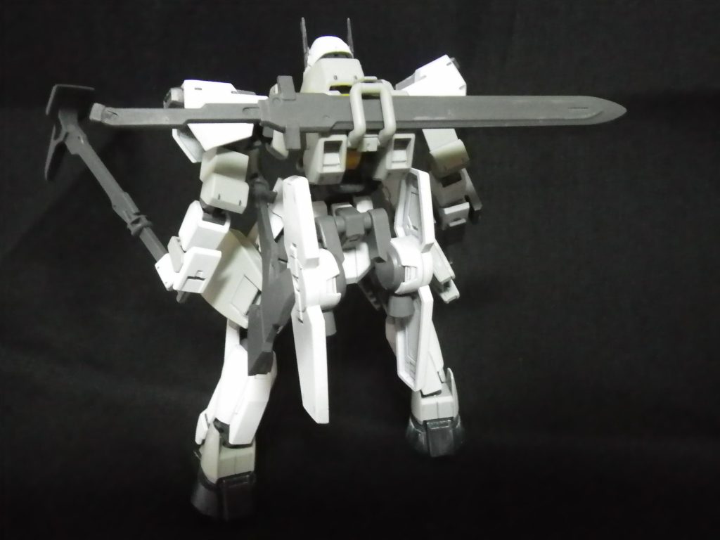 バックショット。
バトルブレードは使い込みを考えて、銀色のマーカーを塗り、コスってぼかしています。