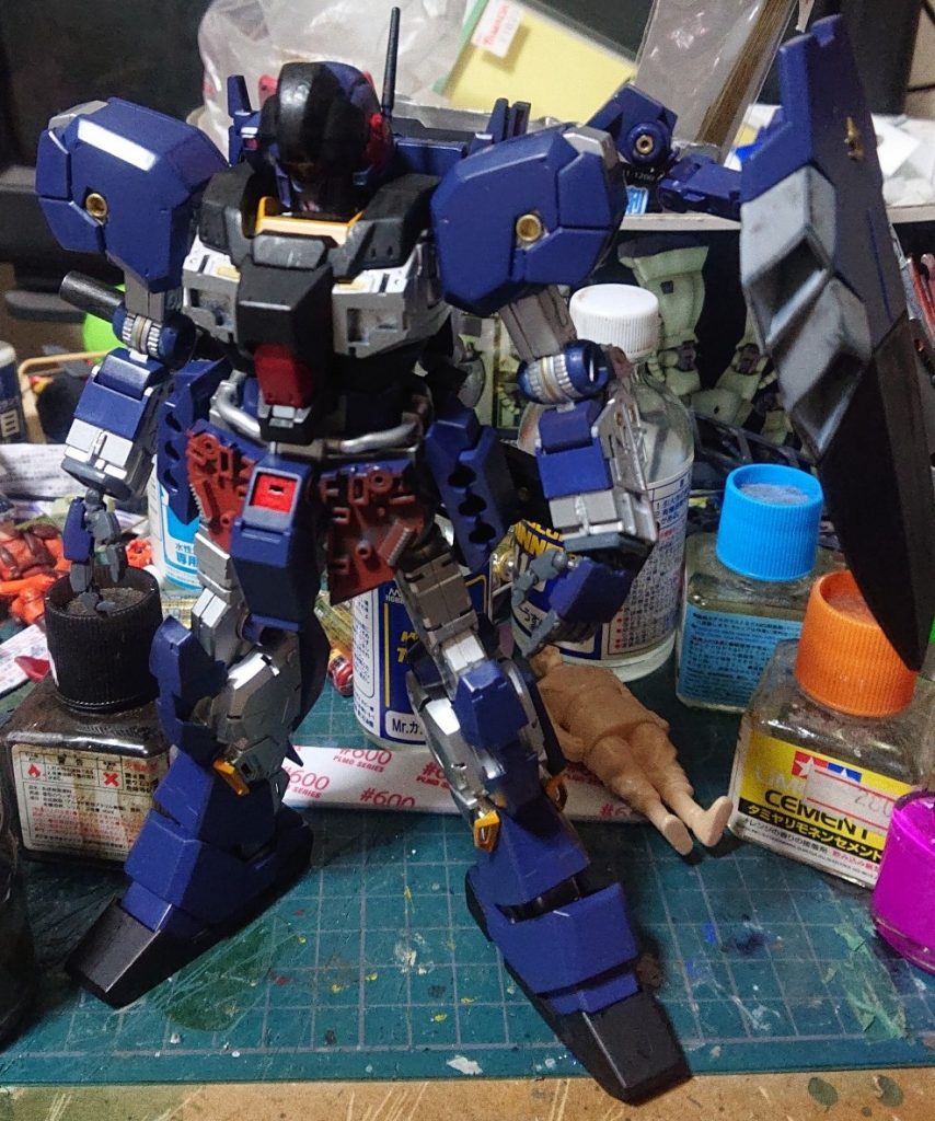 シルバーの上に塗料が乗らない事に今更気づかされました。