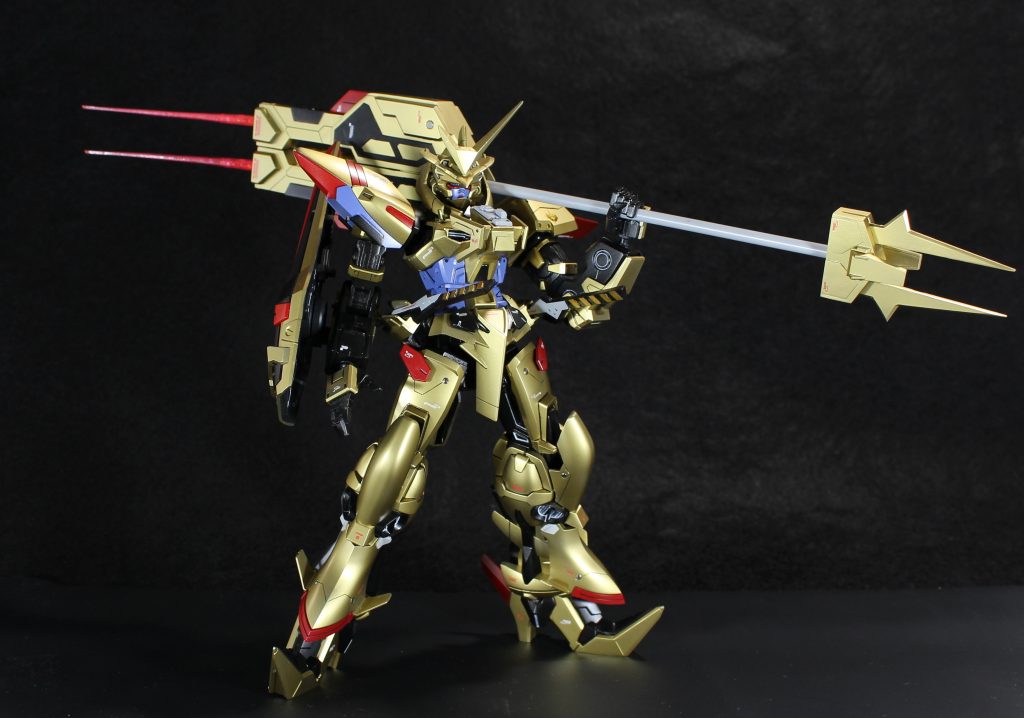 二又使用時。先にビームサーベルを搭載し、槍を収納して二又verに変形可能にしてます。