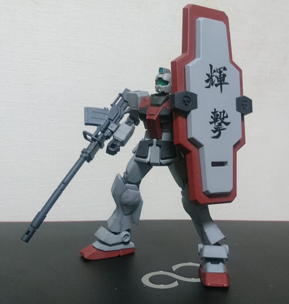 盾は腕につけれたり自立できたりします