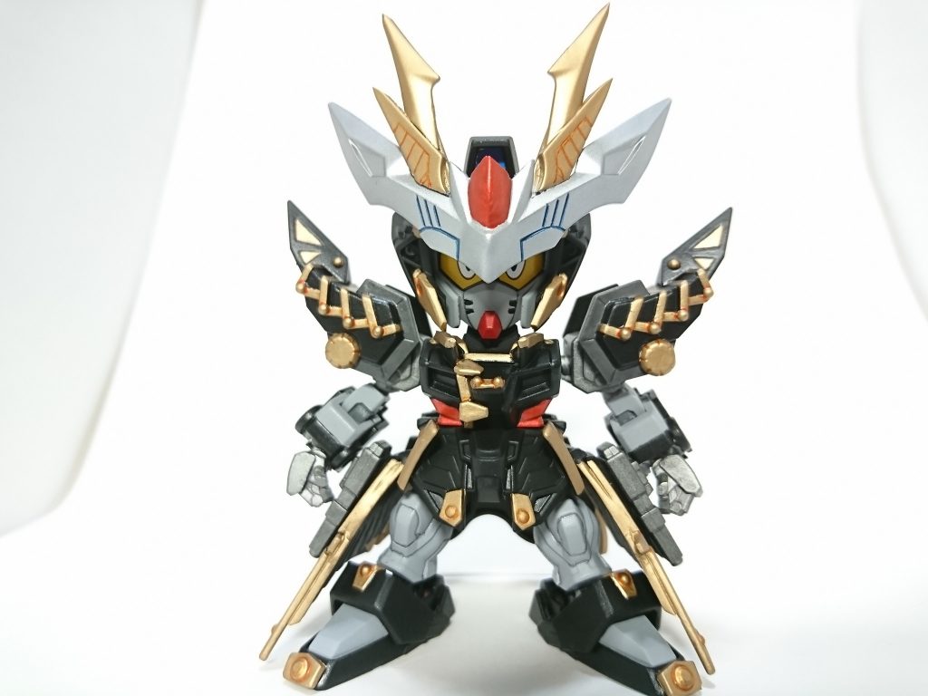通常形態。ダークヒーロータイプでデザインしました。素体はストライク劉備、そこにHGストライクノワールやジャンクパーツで改造しました。2丁拳銃を使う黒コート姿をイメージ。