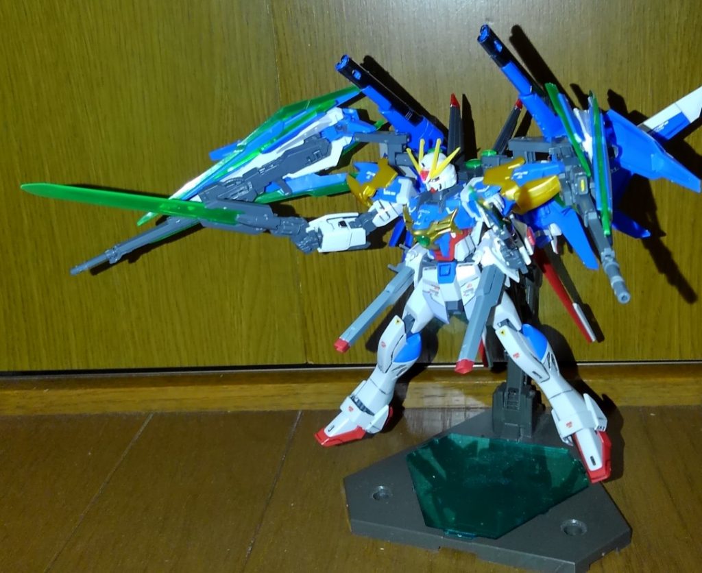 フルバースト。
全部で10門の射撃があります。
また、インパルスのボディとビルドストライクの頭にバルカンが六門。
ソードビットで相手の動きを制限して一斉射撃!みたいな?(笑)