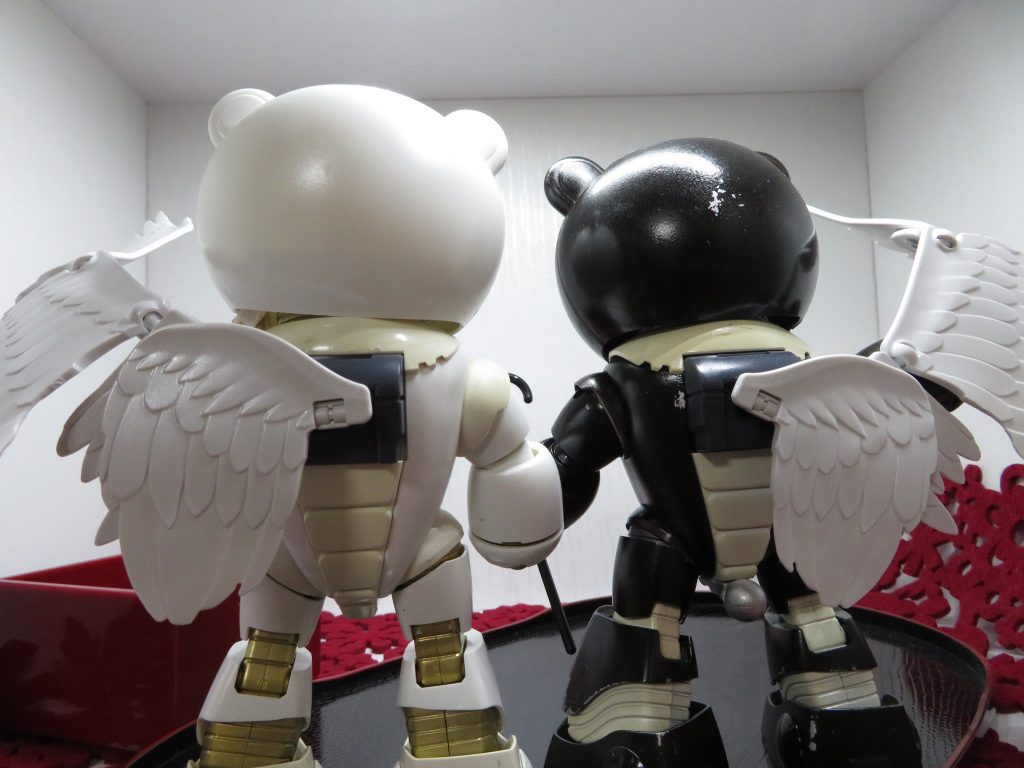 1/144スカイハイウイングスを片羽づつ装着しています。（二人で仲良く羽ばたけるように）背中のジョイント穴に無改造で取り付け出来ます。