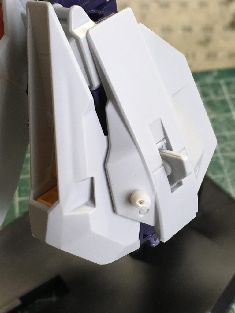 脚のユニットも３ミリプラ棒を強引に取り付けています．