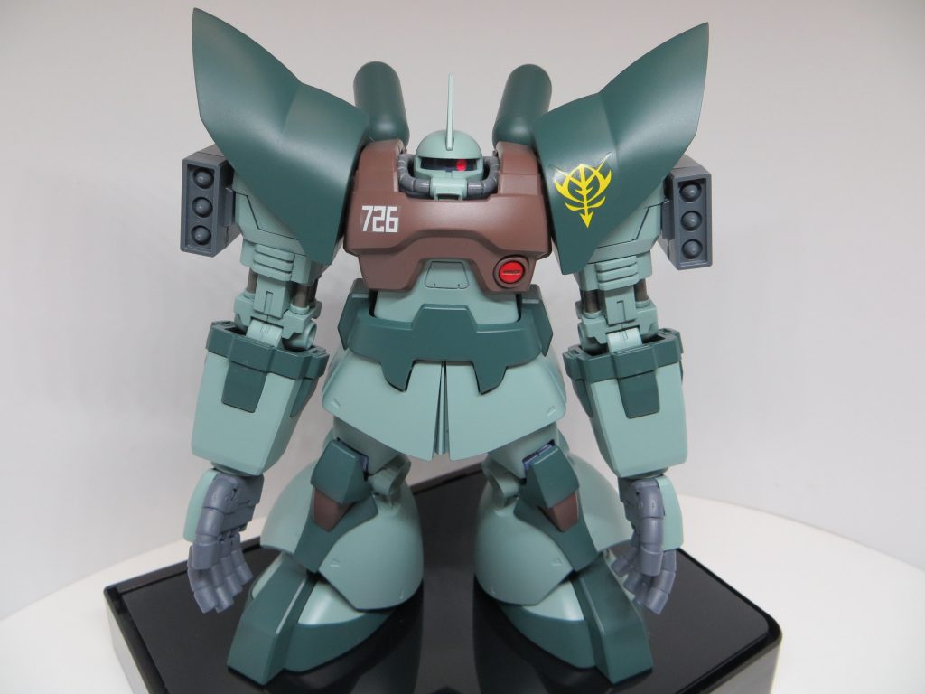 正面から。少し装備が寂しかったのでプロペラントタンクとザク脚ミサイルを装備です。