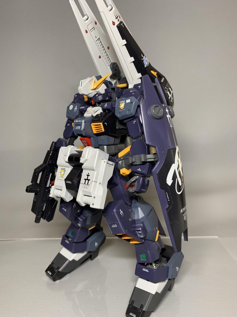 全体的にボトムの重さが気になったので、首を3ミリ斜め前に延長、肩口にアーマー類追加でバランスをとっています