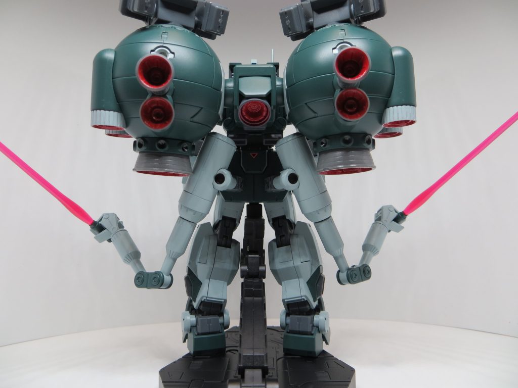 背面、重い機体を補う機動力。サブアームも動かせます。