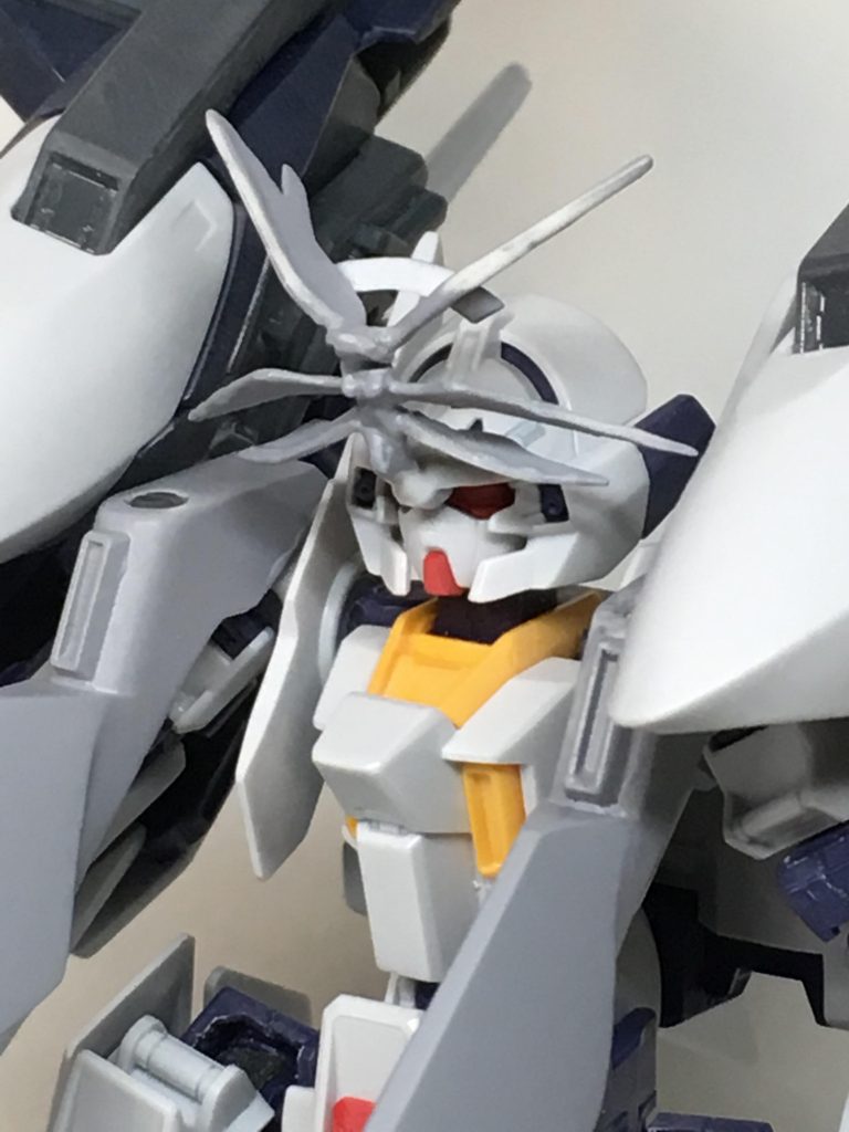 頭部パーツはデュアルアイが見えるように削り取ります．