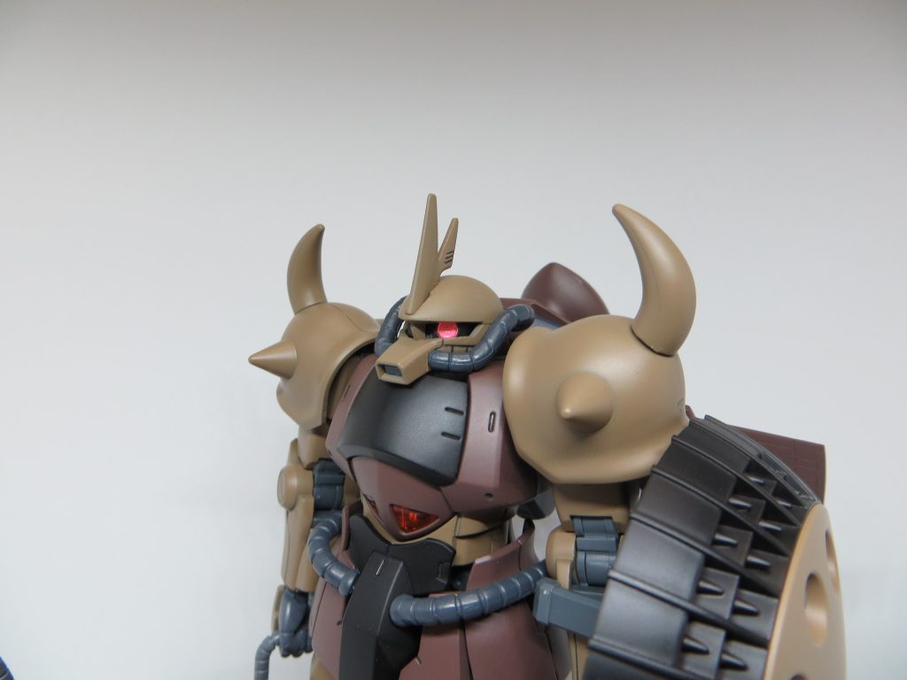 モノアイ周辺とトサカを微改造。