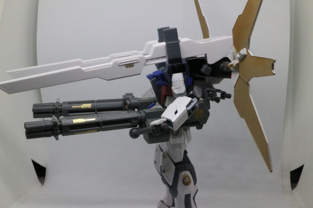 このキット、元に戻せるというコンセプトで作っています。
MGユニコーンガンダムを持っていない為、腰に付けているユニコーンガンダム用ビームガトリングガンは3mm軸を通せるよう穴あけ加工をしていますが、それ以外は余剰ポリキャップとランナーの切り取りで接続しており、バラせば元のキットに戻せるようになっています。