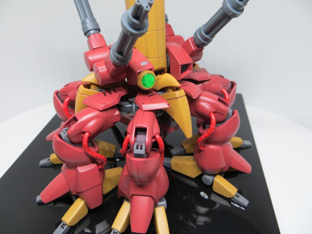 後ろ。鳥の顔に見える。