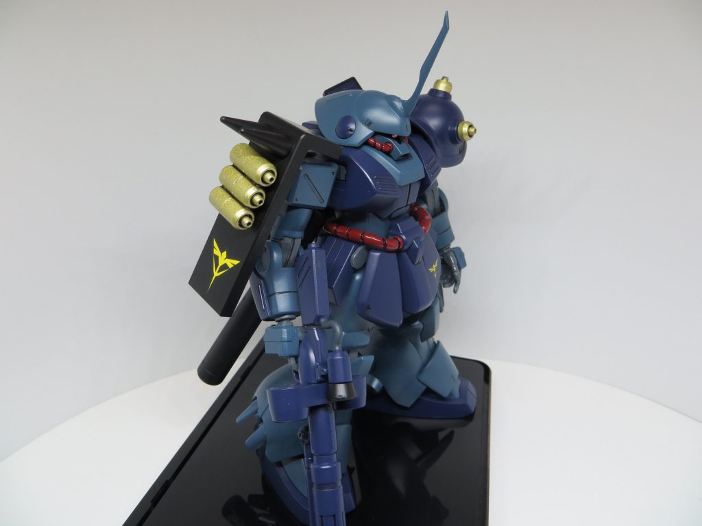 両肩にファンネル6基を装備。右手にはビームガトリングです。