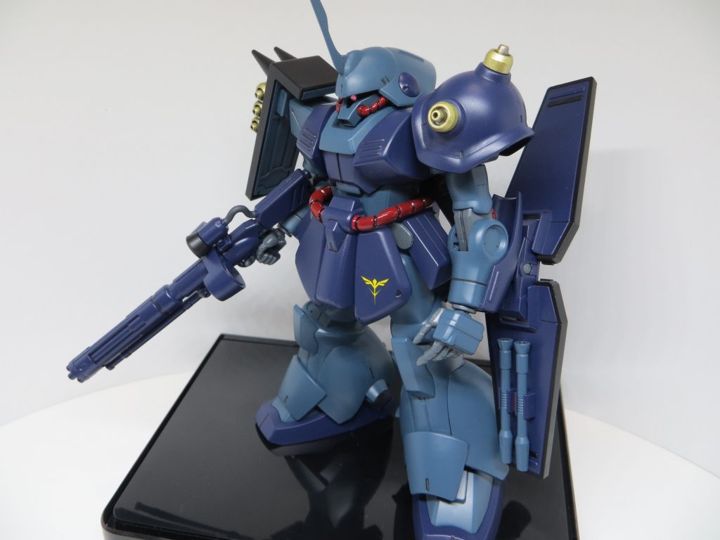 右肩にはザクシールド。本来ついていたシールドを左腕に移動。