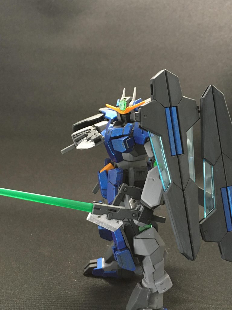 GNビームピストルは、銃口を開口してGNビームサーベルとして使用でき、格闘戦にも対応。