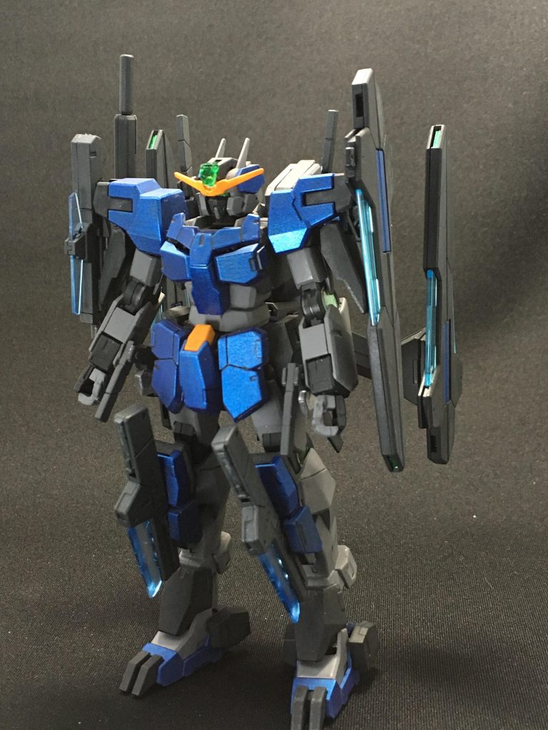 フロントショット。武装はケルディムのGNスナイパーライフル、ケルディムのGNビームピストルx4(バックパックとサイドアーマーにそれぞれ2丁づつ懸架可能)、サバーニャのGNピストルビットx2(膝に懸架可能)、GNライフルビットx6になります。