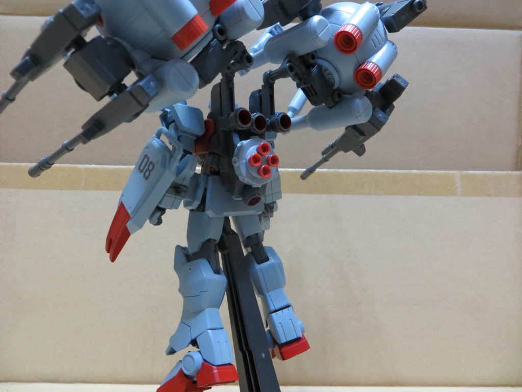 後ろから。ボールから受け継いだ4連ブースターがチャームポイント。