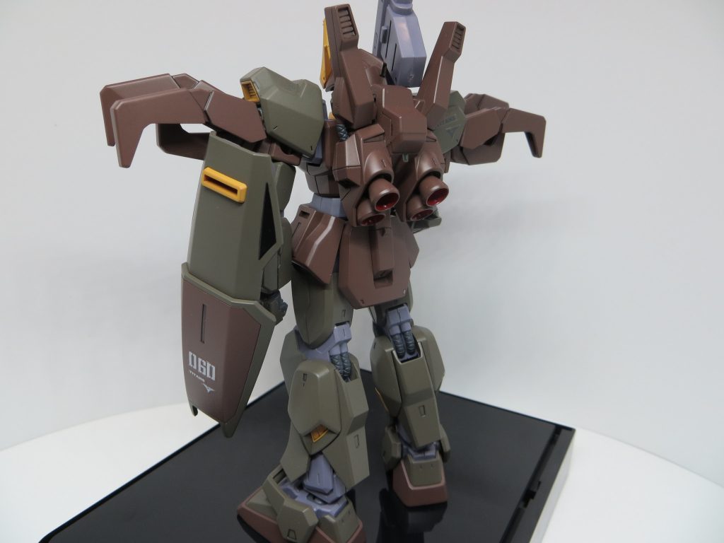 後ろ姿も肩に爪が付いたMk-Ⅱ。