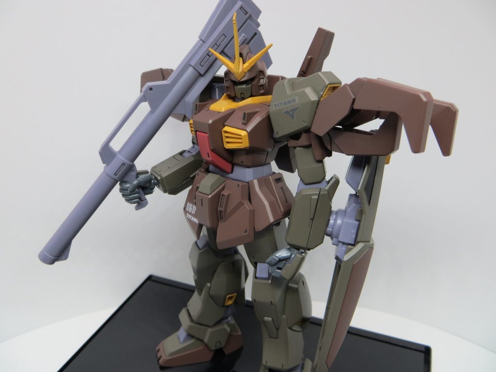 ぱっと見、陰になってモノアイは目立ちません。