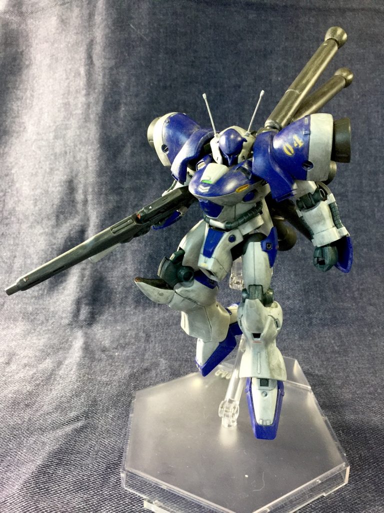 その正体は*AE社が所有するデータを基に再現された『ガーベラ・テトラ』、その改良機*。前時代的MSとはいえそこは『ガンダム系』、凄まじいスピードと技術向上により得た運動性で瞬く間にいなくなる。ステルス機能を有し、さらに青と白のカラーリングが受光加減のあいまいな宇宙で迷彩としてはたらくため、目にとまる距離に来るまで気づかれにくく、この機体をより謎めいたものにしている。
 運用目的は不明で、一説には何者かの差し金で異端分子や対立者などに対してけん制をしているのではないかといわれているが、そもそも