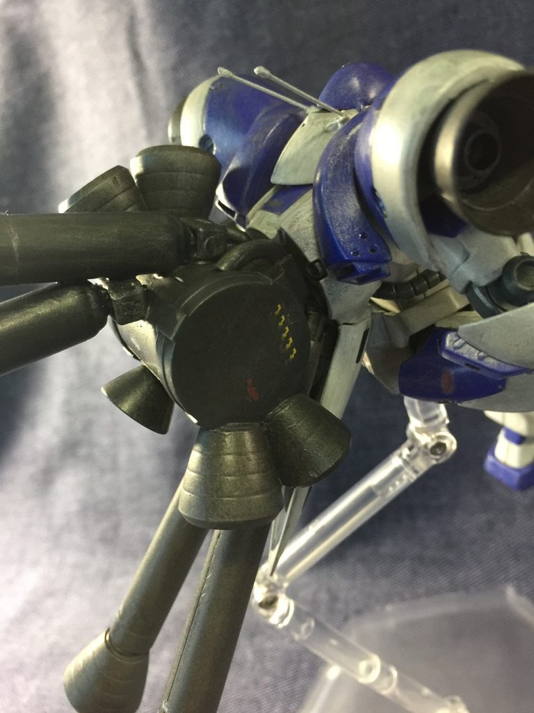 目撃者から変態とすら言われた機動力はジェガン・リゼル・バウなどの追跡を容易く振り払ったらしい。
 その余りある運動能力は取りつけられた可動式のスラスターによるもので、前に進もうとする力とAMBACとは別に上下にだいぶ行き過ぎた範囲をカバーするため、かつてのガーベラ・テトラには難しかった「進みながら上下を急に入れ替えとんぼ返りする」「きりもみ旋回しながら多方向へ回避する」といった気持ち悪い動きが可能という、AE社保有の技術を活かした賜物。