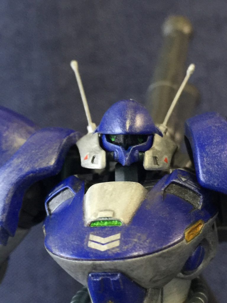 モノアイだったフェイス部はやや丸みのあるツインアイに換装、後頭部モノアイもバイザー状に変更され、前後に広い範囲を見渡せる。
 アンテナも1本だったかつてと違い左右に2本となり、周辺情報をより細密に入手できるようになっている。