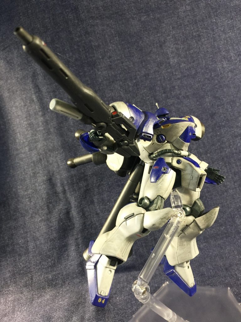 他にも内部機構の一部が見直されたり、コクピットが最新のものに差し替えられたりと、古めのこの機体をせめて使えるものにしようとふんだんに手間暇かけたことがうかがえるが、一応の欠点も存在する。
*1:実弾兵器や重い武器の使用がむずかしい*
 これは速度がありすぎて撃った弾に追いつくことがまま確認されたためで、当時使用されていたデータを基に再度ビームマシンガンと両腕部の110mm機関砲のみに絞ることで解決された。
*2:大型ジェネレーター*
 詰まるところ『外付けの大型熱核エンジン』故の問題で、狙われると核爆発が起こる。機体が爆発した場合も巻きこまれるため同じことが起こってしまう。そして機体そのものにも当時と同じ数のジェネレーターが搭載されている。が、かえって追っ手が迂闊に攻撃できないという副次的な幸運を招くこととなった。