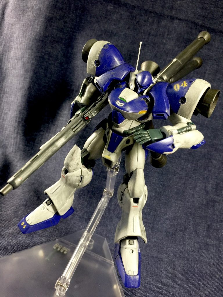 青・・・缶スプレー(ブルーバイオレット
武器、外部ジェネレーター・・・缶スプレー(ファントムグレー
白・・・ガンダムマーカーエアブラシ(ガンダムホワイト
スラスター部、武器一部・・・ガンダムマーカーエアブラシ(ガンダムグレー
黄・・・ガンダムマーカー(ガンダムイエロー
工作部位
・外部ジェネレーター
(ジャンクパーツ・テトラのプロペラントタンク・テトラのスラスター・鉛筆キャップ・ランナーの一部
・頭部アンテナ
(針金・ランナーの一部・0.5mmピンバイス
・ツインアイ
(シール切った貼った
・プラ板切り出しによるチップ貼りつけ
・プラ板による足の肉抜き埋め・モールド作製
・鉛筆、色鉛筆での全身筆汚し
(正面付近ほど汚れ多、背部付近ほど汚れ少