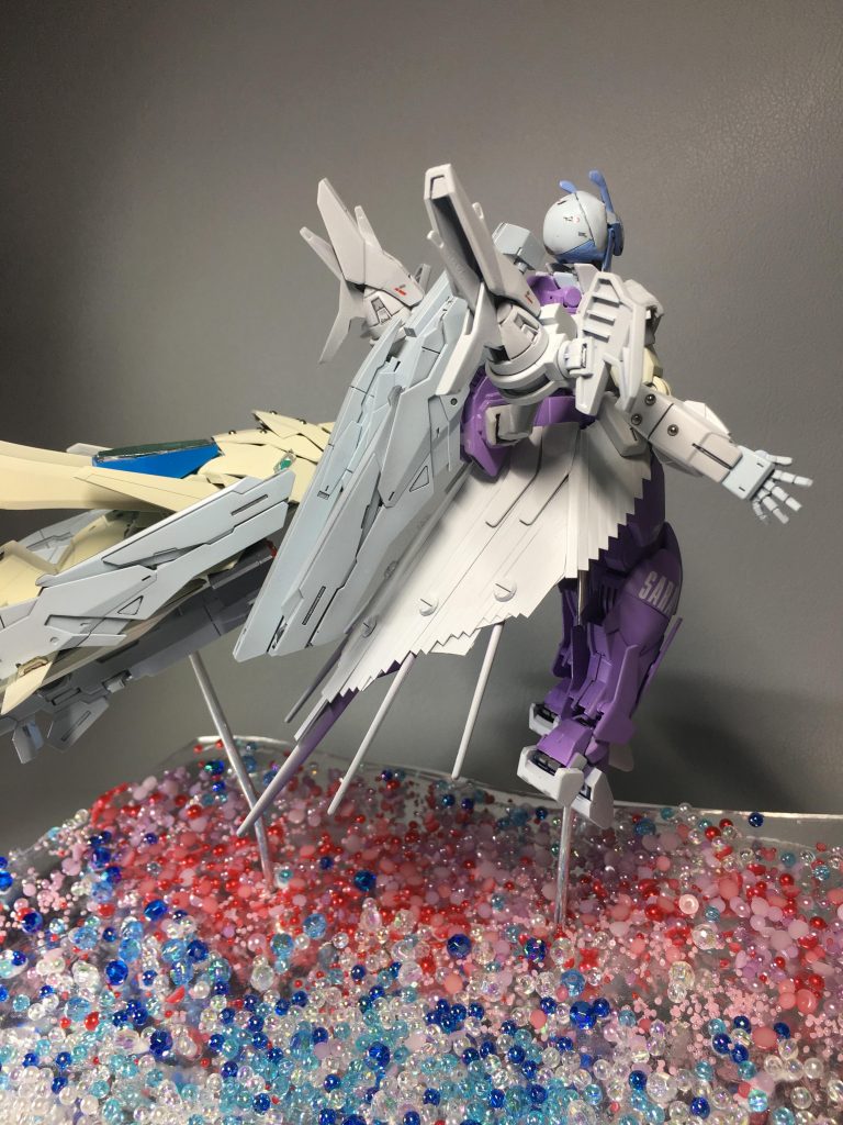 今回の製作での改修点は、頭部パテ造形、首延長（２ｍｍ）、肩部幅短縮、手首パーツ追加、バックパック周りの肉抜き穴埋めとプラ材でのディティール追加、武装設置場所変更に伴うジョイント部移設、大型スカートの製作、胸部アーマー追加及びペンダント設置、脚部の延長（足裏３ｍｍ）、劇中のサラにカラーリング同調、２体のスカイの残パーツでモル製作、等々ですｗ