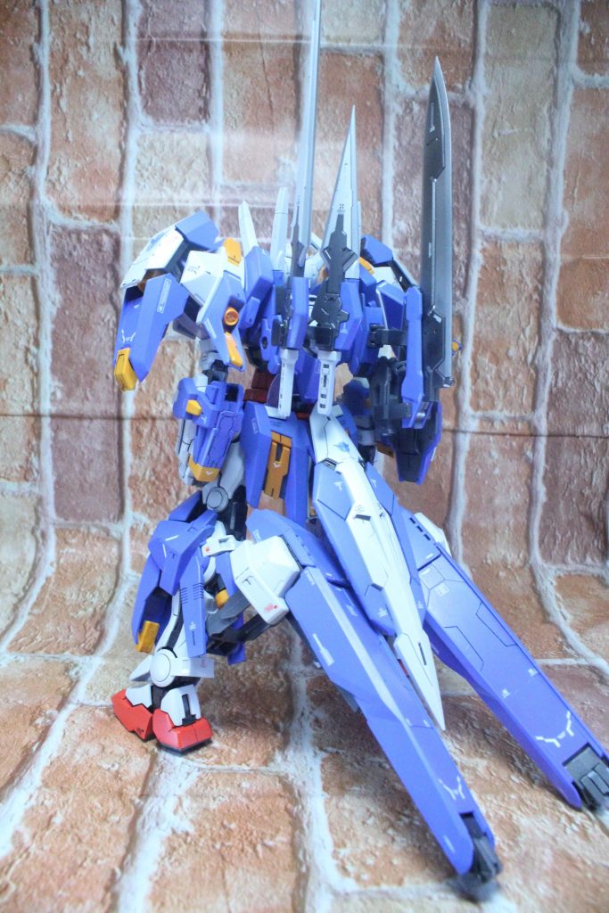 アヴァランチエクシアは両ひざ周りに追加パーツがある程度なので割愛しダッシュ装備
新規パーツですがディテールは1/100に似た感じの作りになっています。今回のMG化で新たにリアアーマーにシールドを接続できるギミックが追加されています