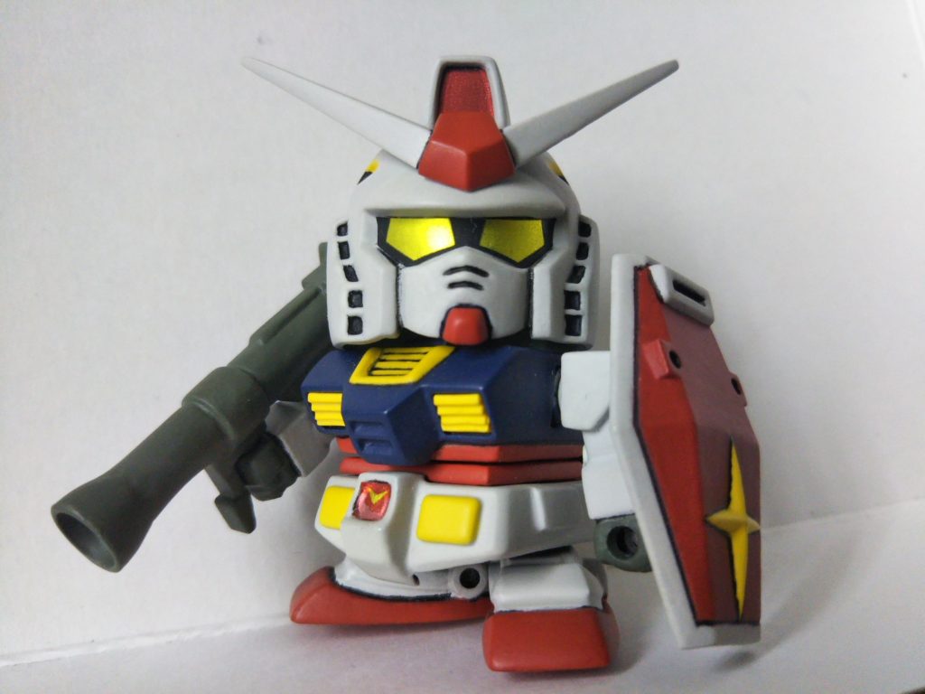 ライフル、バズーカはパーフェクトガンダム版キットから持ってきています。

アゴの赤いところを少し小さく加工。

腰にプラ板で作った赤いブロックを足して、くびれ部分を少し伸ばしています。