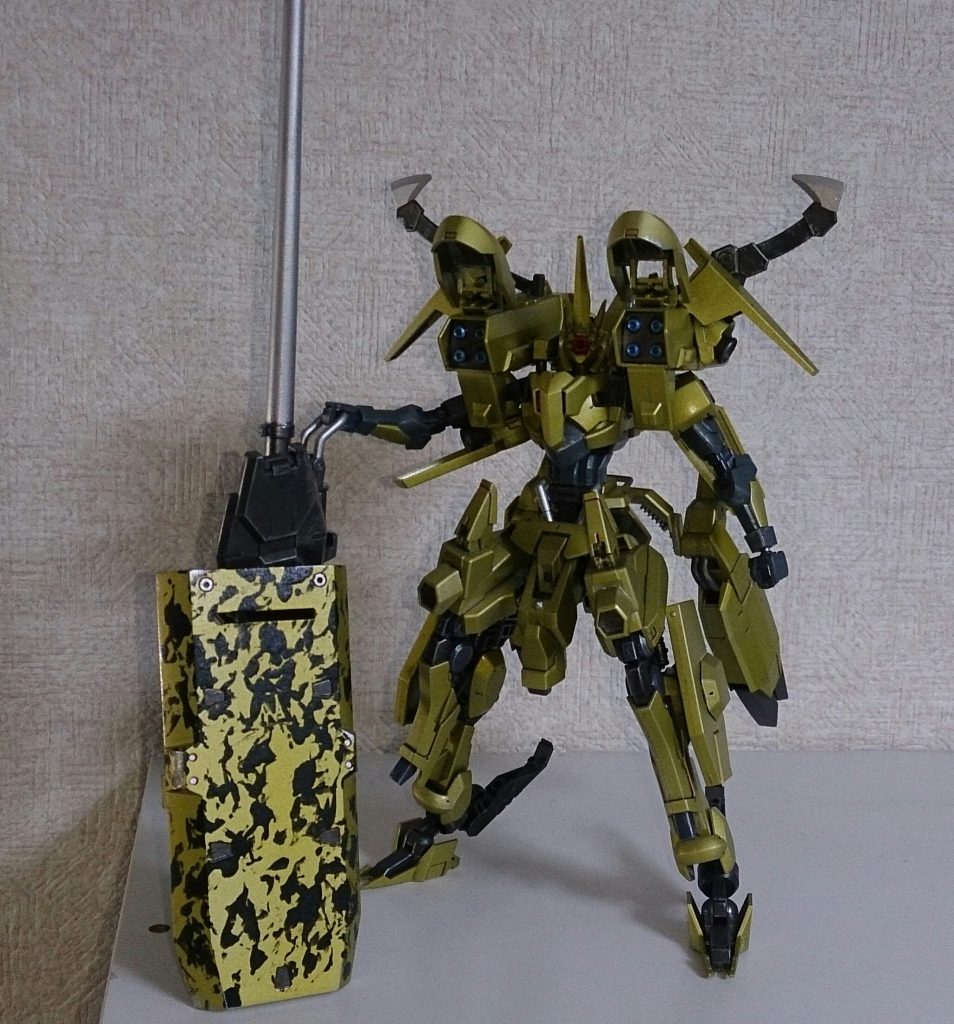 足を伸ばし、各武器類を展開することでバトルスタイルとなります。