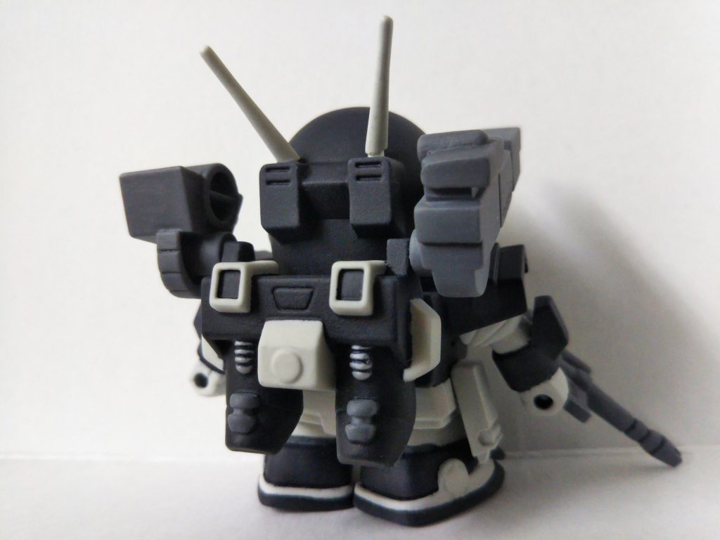 バックパックはガンキャノンⅡ用のものがそままキットに入っているので、頭部や胴体、足などに手を加えて形を再現しています。