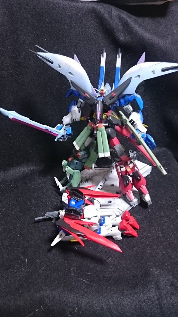 背中からちょっと拝借
武装設定がないのでザフト内でなんとかしようとディスティニーの背中から奪いました
レジェンドのドラグーンもその内に剥ぎ取ります(笑)