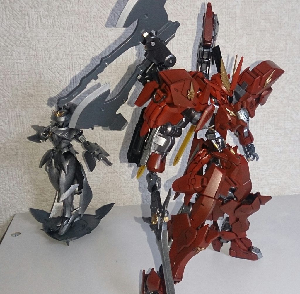 右から。
拳はコトブキヤのノーマルハンドネオ、ソードはビーストマスターソードのグリップを延長し、丸モールドでアレンジ。